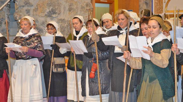 Santa eskean kale buelta, Hernanin, eta etxez etxe, Ereñotzun