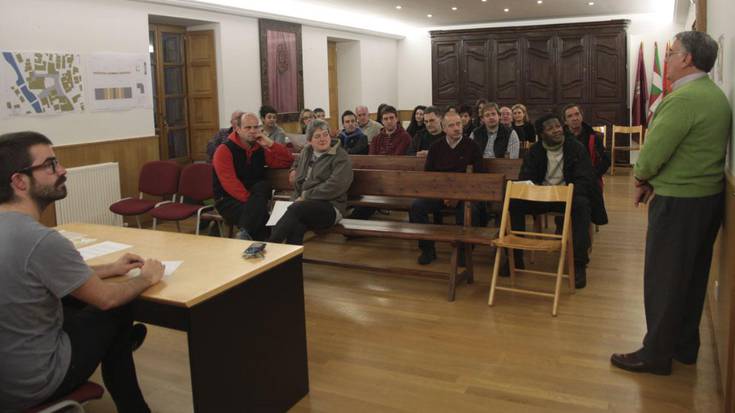 Plazako lurra berritzeko asmoaren berri eman zien Udalak, herritarrei
