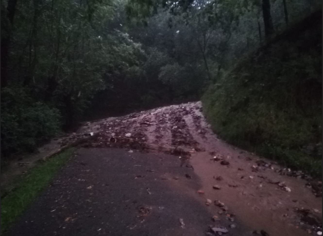 Aranoko bidea itxita, asfaltazio lanak direla eta