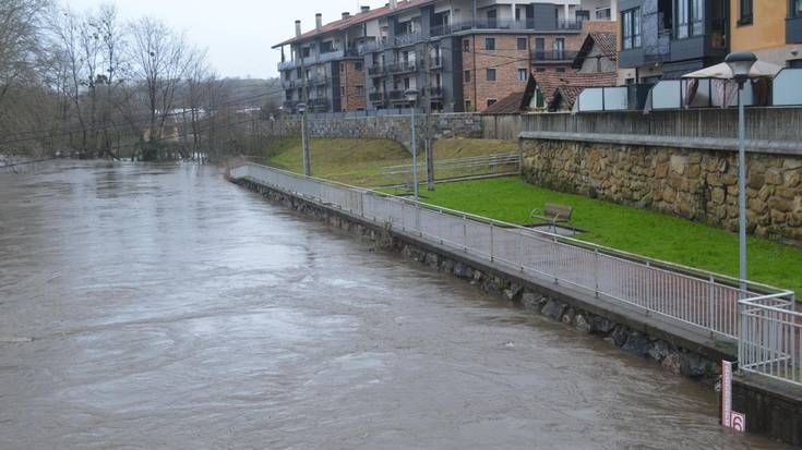 Ur mailak gora egin arren, kalte haundirik ez