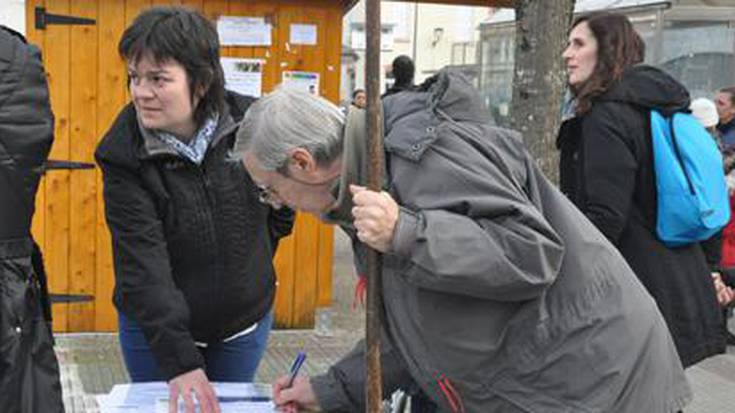 Sinadura biltzen Urbietan, murrizketen kontra