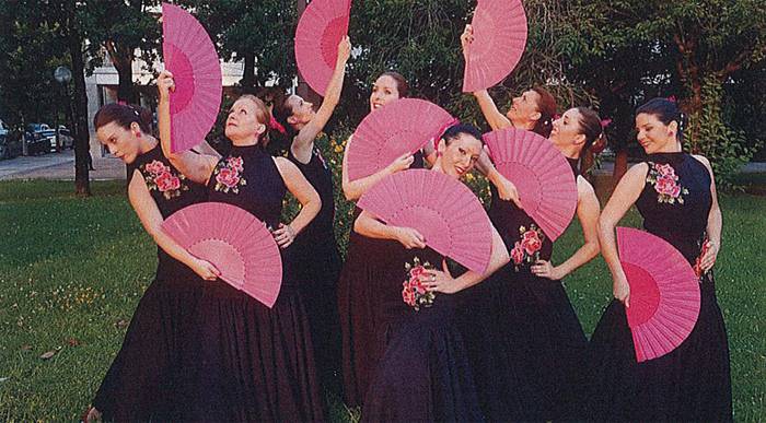 Pasodoble, tango eta salsa musikarekin, dantza