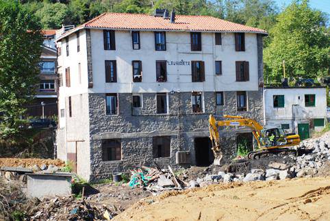 Arrigoian Berri eta 
Lau-Bidieta etxeak botako dituzte Txantxillako 
obra dela eta