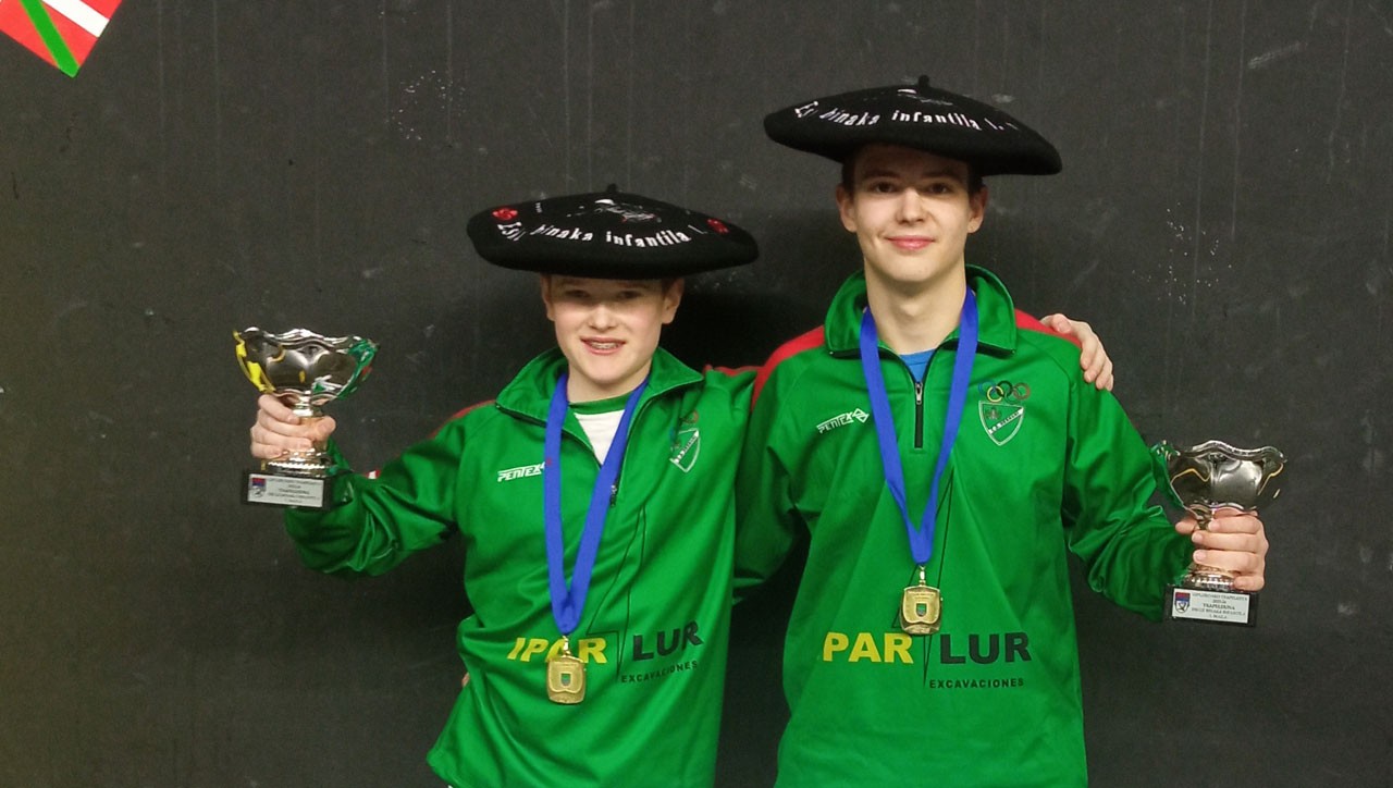 Lau txapel lortu zituzten Gipuzkoakoan, bailarako esku pelotariek