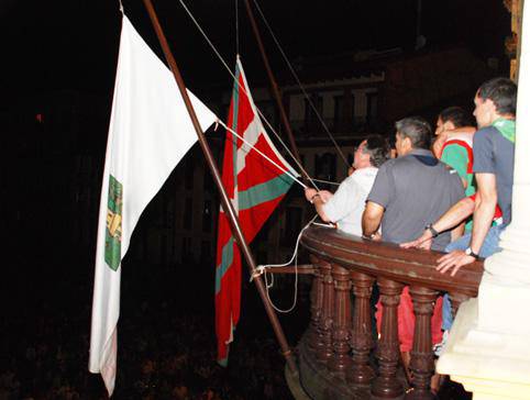 Plaza jendez gainezka zela, errugbi elkarteak bandera jaitsi eta datorren urtera arte agurtu zituen San Joan jaiak
