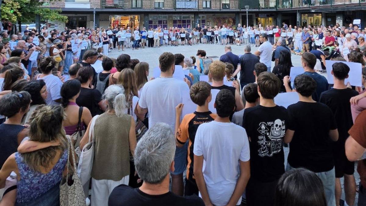 Astigartarrak bat eginda, herriko komertzio baten kontrako pintada arrazistak salatzeko