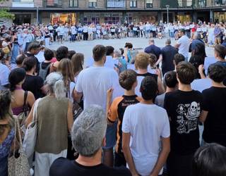 Astigartarrak bat eginda, herriko komertzio baten kontrako pintada arrazistak salatzeko