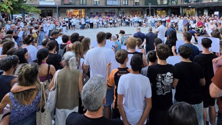 Astigartarrak bat eginda, herriko komertzio baten kontrako pintada arrazistak salatzeko