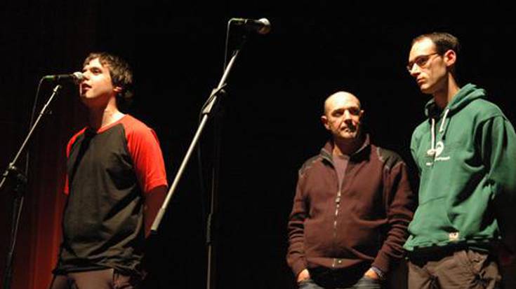 Bertsoak eta musika gaur Errioguardan bazkari eder baten bueltan