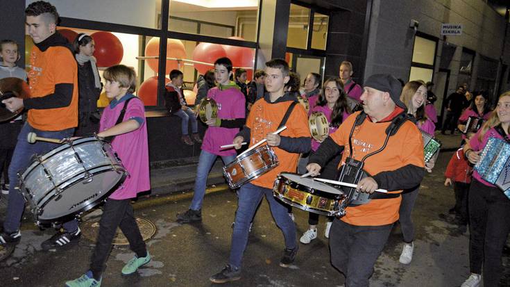 Txistulariek segida bihar, Santa Zeziliako ekintzei