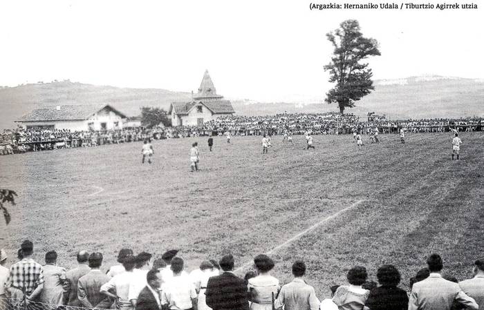 Txantxillako futbol zelaiari agurra