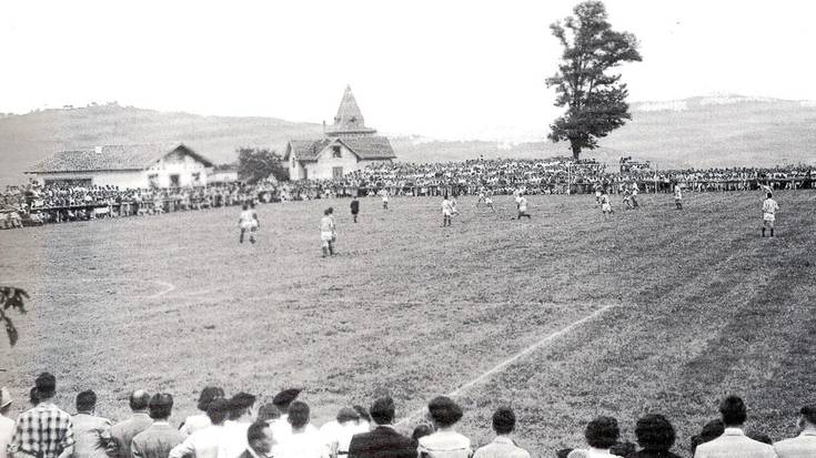 Txantxillako futbol zelaiari agurra