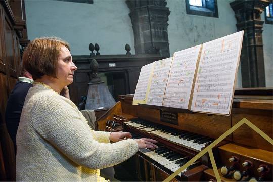 Organo eta biola kontzertua, elizan