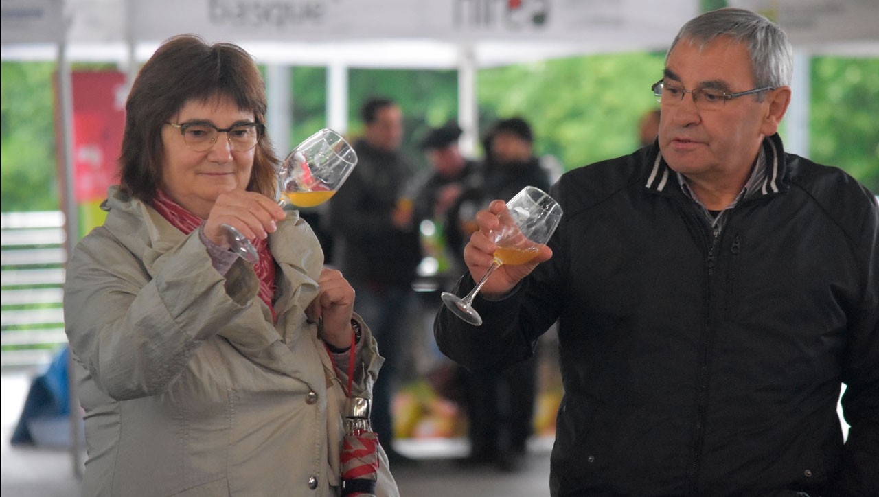 Sagardo dastaketa gidatua doan Iparragirren, «uzta berria azaltzeko»
