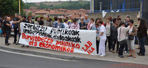 Zerbitzu publiko, unibertsal eta doakoen alde lanuzteak egin zituzten atzo