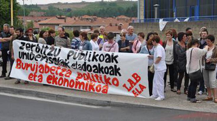 Zerbitzu publiko, unibertsal eta doakoen alde lanuzteak egin zituzten atzo