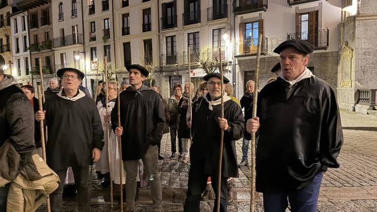 Abesbatzak Plazan elkartuta, santa eskean aritzeko