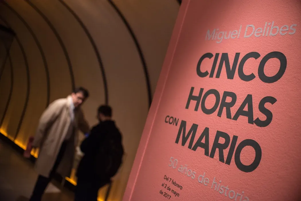 'Cinco horas con Mario' liburuari buruz solasean, hilaren 15ean