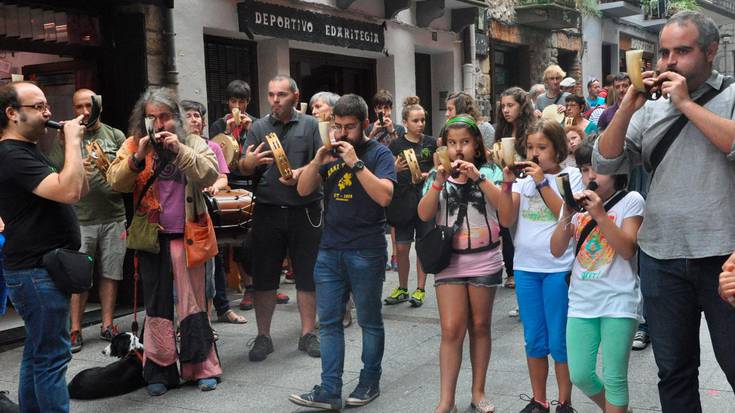 Giro ederra, alboka eta panderoen erritmora