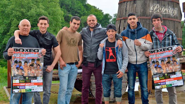 Bi txapeldunen arteko lehia eta final bat, kiroldegian