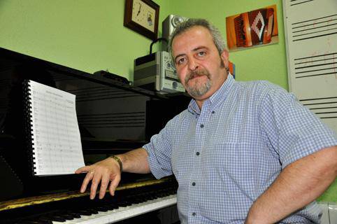 Imanol Kamio ereñotzuarrak egin du ACT arraun ligako lehenengo himnoa