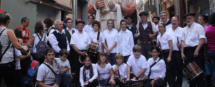 Giro ederrean ibili dira, San Fermin Txikito festetan