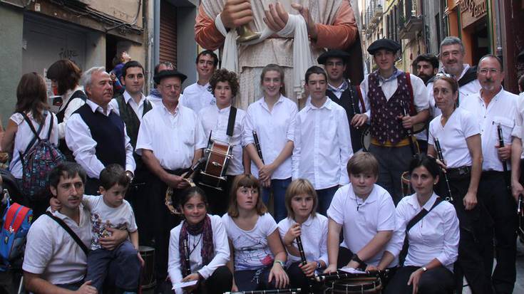 Giro ederrean ibili dira, San Fermin Txikito festetan