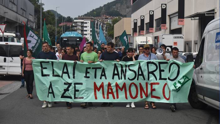 Manifestazioa egin zuten atzo Elai enpresako 8 langileek, zenbait kolektiboren babesarekin