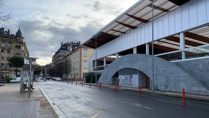 Gaur jarriko dute autobus markesina berria, Urbieta kalean