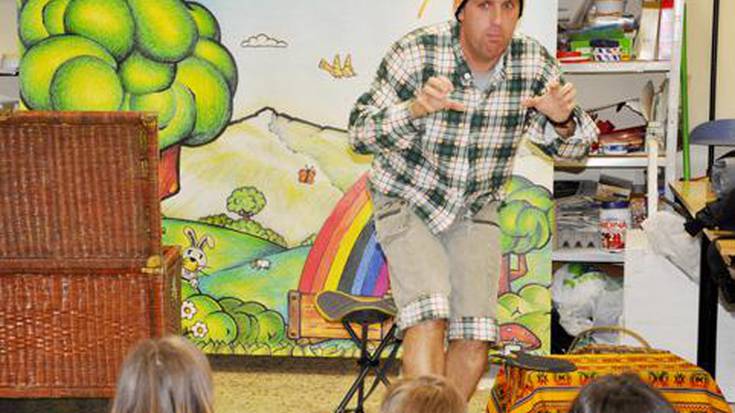 «Ipui kontalaria eta pailazo emanaldiaren artean dago Apaxi»