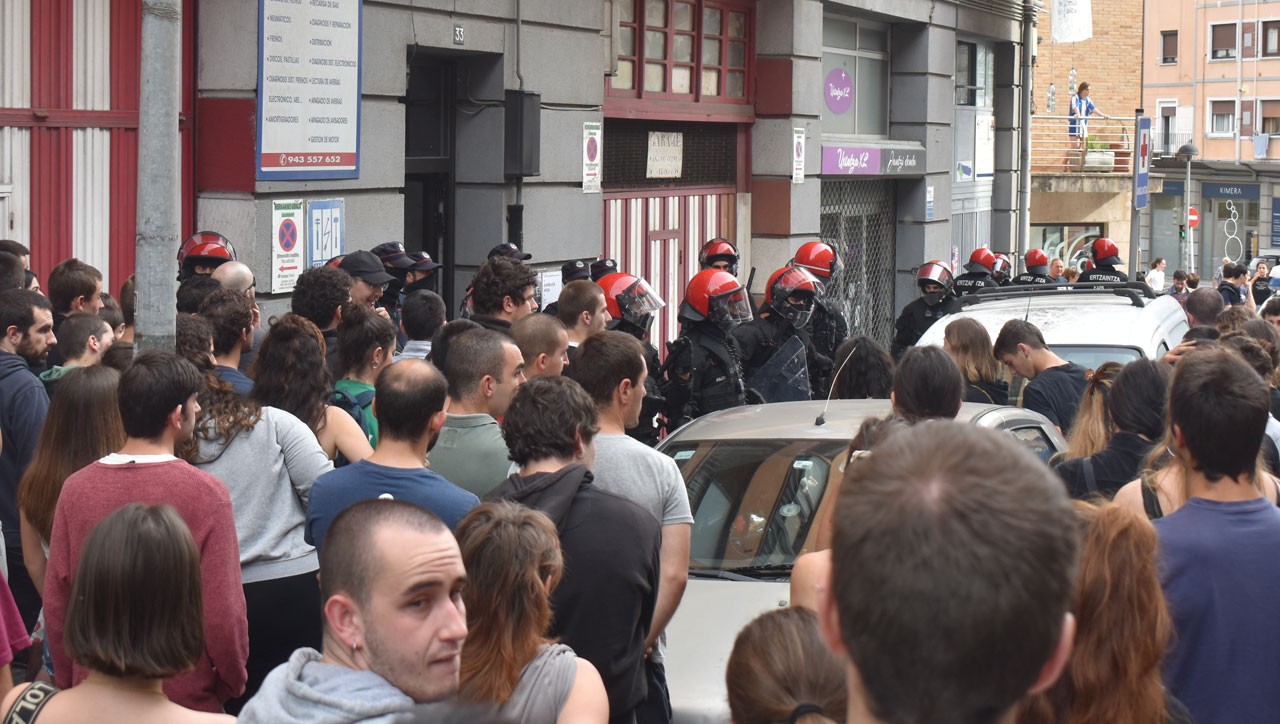 «Etxegabetzeak eguneroko ogia dira»