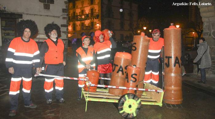 Zahagi eta mozorroak prest, Inauterietarako