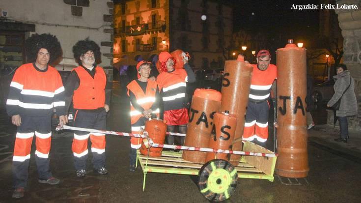 Zahagi eta mozorroak prest, Inauterietarako