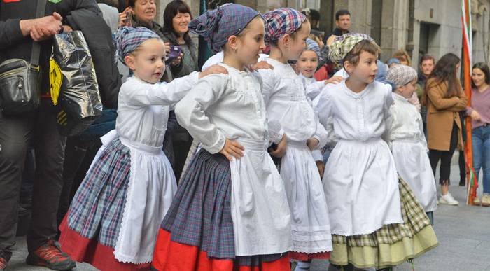 Txikienek helduei lekukoa gaur, dantzatzen jarraitzeko