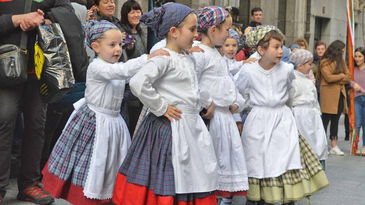 Txikienek helduei lekukoa gaur, dantzatzen jarraitzeko