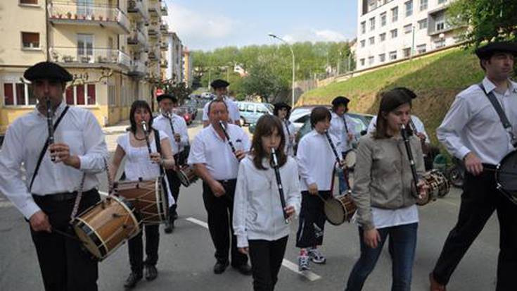 Lasarte, Donibane, eta inguruetako 
txistulariak izan ziren atzo Hernanin