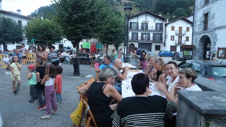150 lagun plazan, Karmen bezperako afariaren eta suaren bueltan