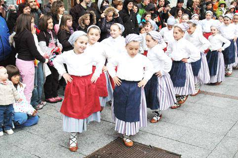Dantzari txikien kale bueltarekin eta `Eskola´ dantza taldearen emanaldiarekin bukatuko da gaur Dantzari Festa