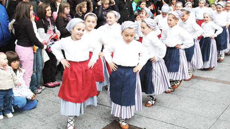 Dantzari txikien kale bueltarekin eta `Eskola´ dantza taldearen emanaldiarekin bukatuko da gaur Dantzari Festa