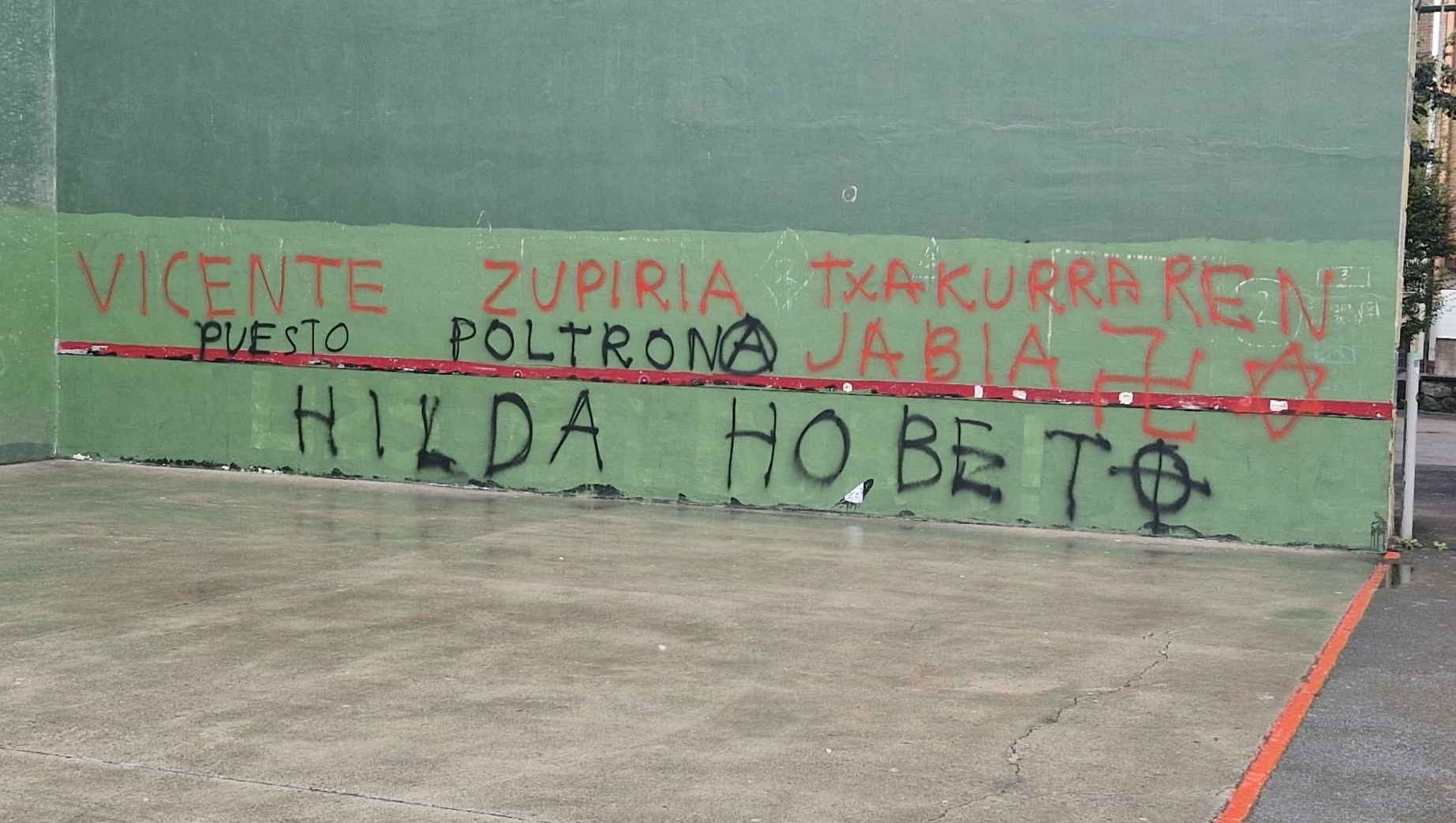 Tilosetako frontoian agertutako pintaketak gaitzetsi dituzte Hernaniko Udalak, Aldundiak eta Jaurlaritzak