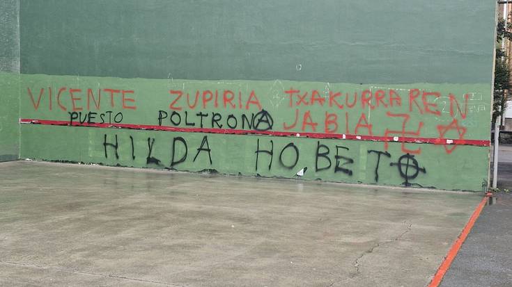 Tilosetako frontoian agertutako pintaketak gaitzetsi dituzte Hernaniko Udalak, Aldundiak eta Jaurlaritzak