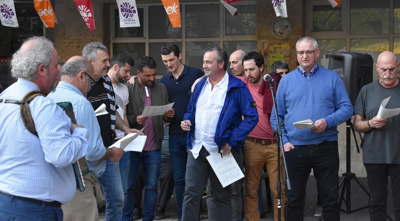 Badator Korrika, beste hainbat ekitaldirekin