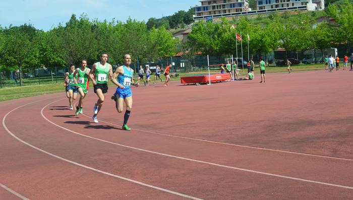 Gaur eta bihar hasiko dituzte atletismo entrenamenduak herriko pistan