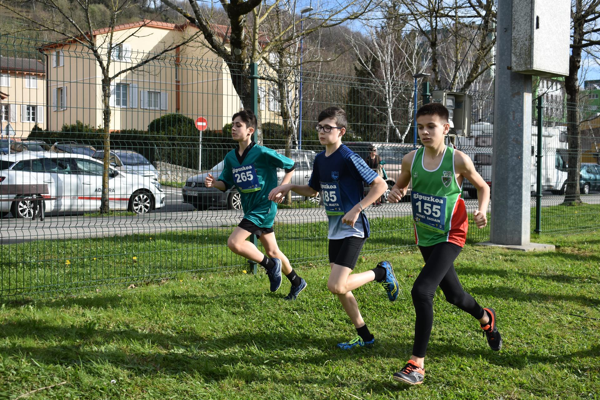 Benjaminek eta alebinek gaur hasiko dituzte entrenamenduak atletismo pistan