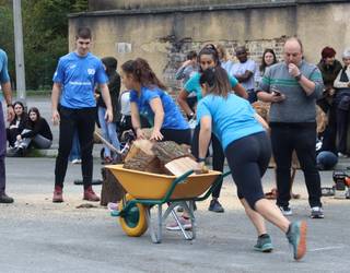 Ikusmin haundia eta giro aparta, Gaztetxean Eunak