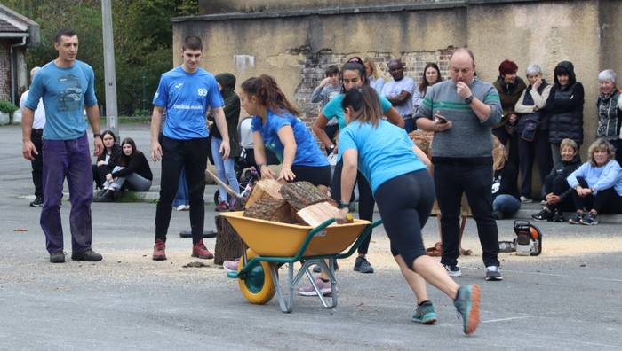 Ikusmin haundia eta giro aparta, Gaztetxean Eunak
