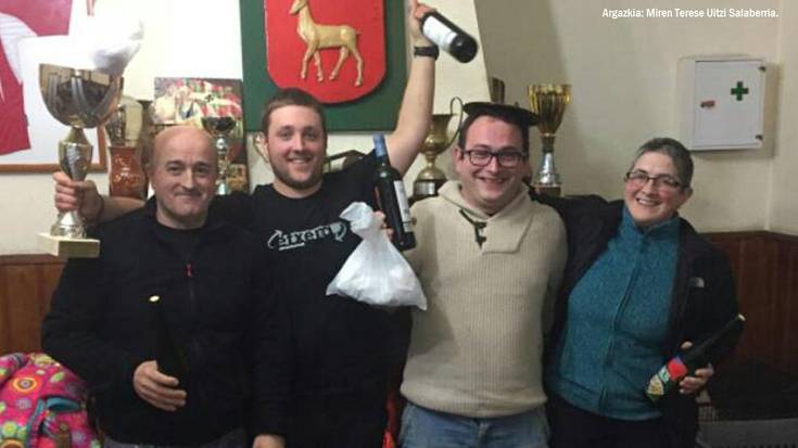 Xumar eta Pollo aurrera, txapelketan
