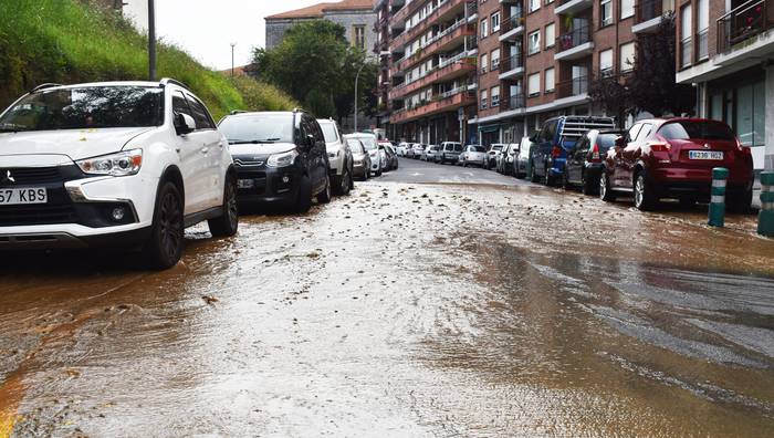 Tuberia bat lehertu da Larramendin eta auzoa urik gabe dago