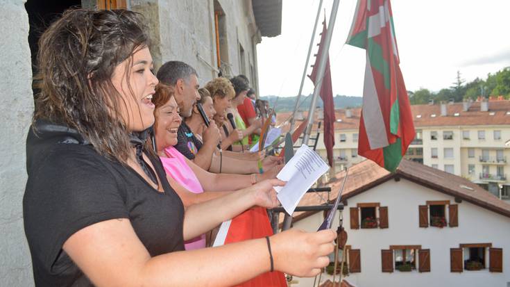 «Goza ditzagun aurtengo Santio jaiak, euskeratik eta euskeraz!»