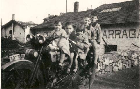 «Gure aita gizon umoretsua zan, barrioko jefea»